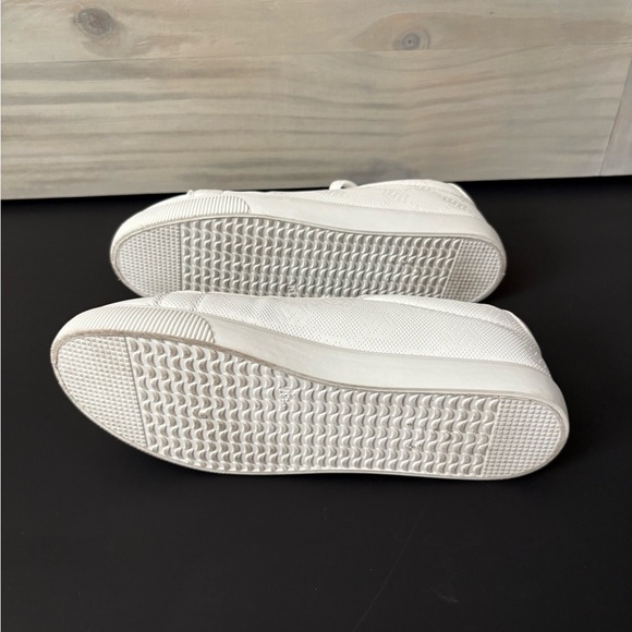 Like NEW Classic White Low-Top Sneakers - Picture 7 of 8